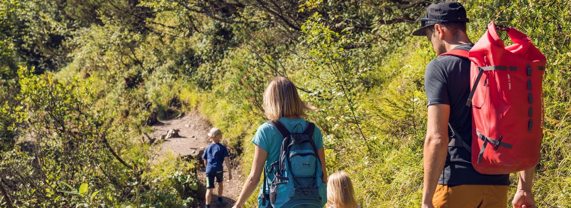 Eine Familie wandert am Gaisalmsteig entlang.