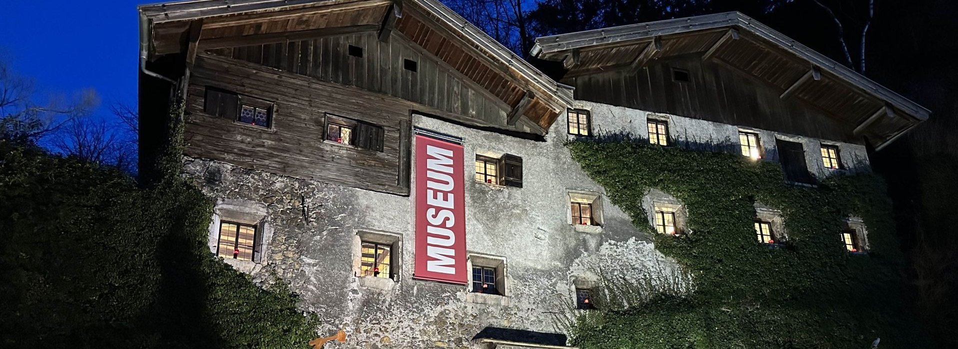 Blick auf die Nagelschmiedhäuser in Rattenberg bei Nacht. 