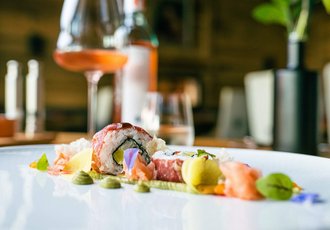 Elegant angerichtetes Sushi auf einem Teller.