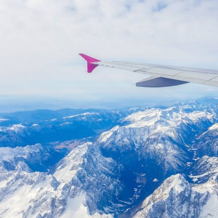 Blick aus dem Fensters eines Flugzeugs.