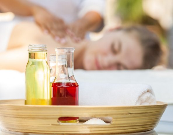 Frau bei der Massage