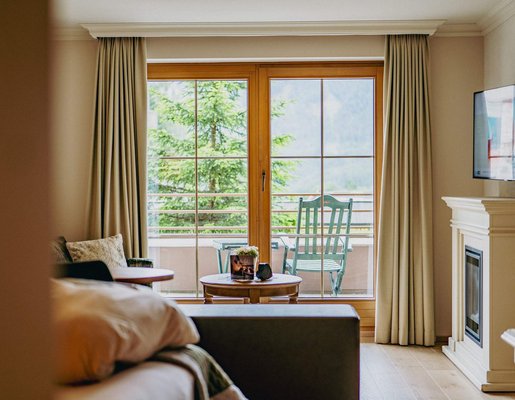 Wohnbereich mit Balkon in der Junior Suite.