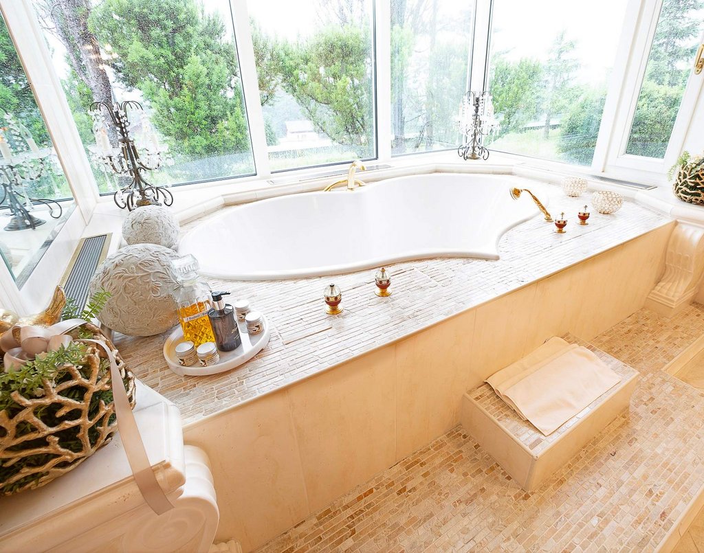 Eine Badewanne in Herzform in einem Badezimmer.