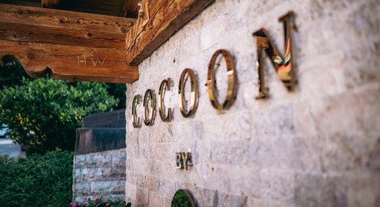 Außenbereich mit Schriftzug Cocoon