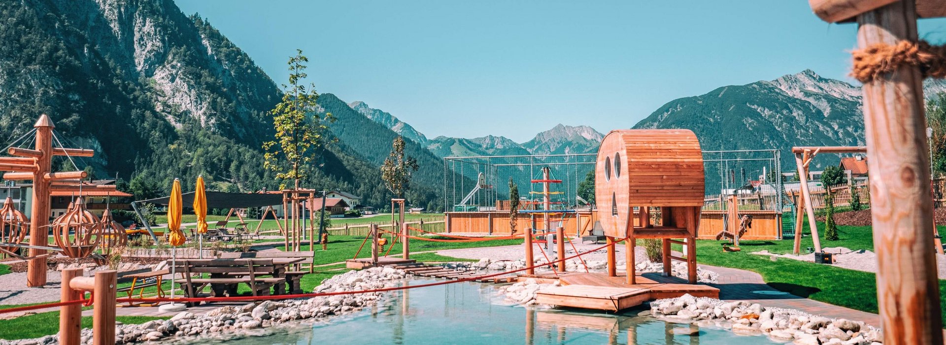 Blick auf einen großen Wasserspielplatz.
