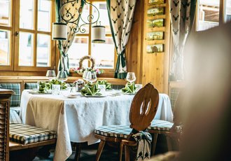 Blick auf einen gedeckten Tisch in einem Restaurant.