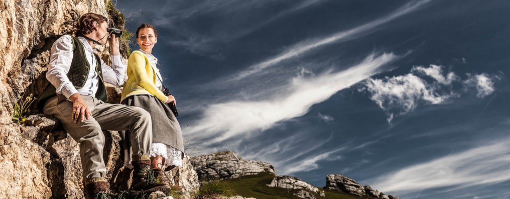 Paar in Tracht im Gebirge