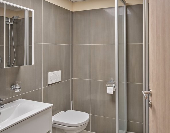Mitarbeiterhaus Badezimmer