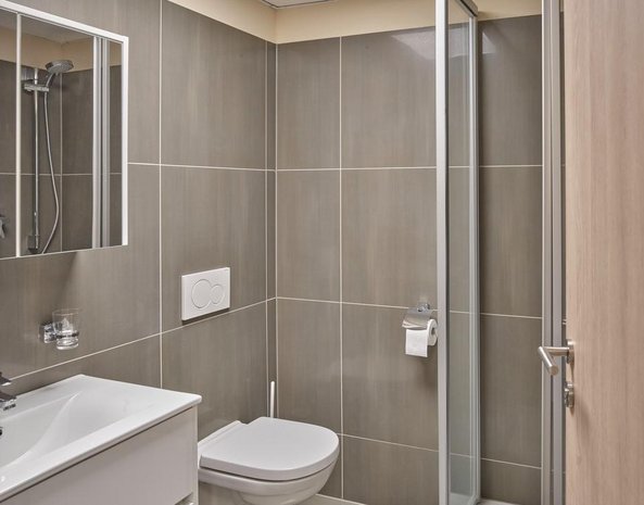 Mitarbeiterhaus Badezimmer