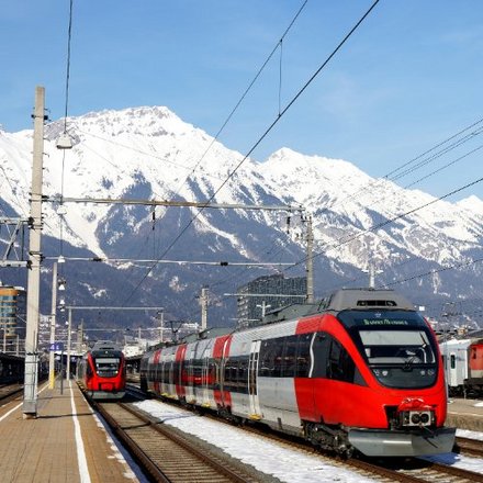 Züge fahren in den Hauptbahnhof Innsbruck ein.