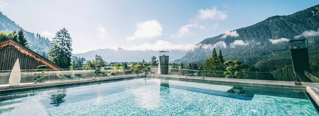 Infinity Pool mit Blick auf die umliegende Berglandschaft.