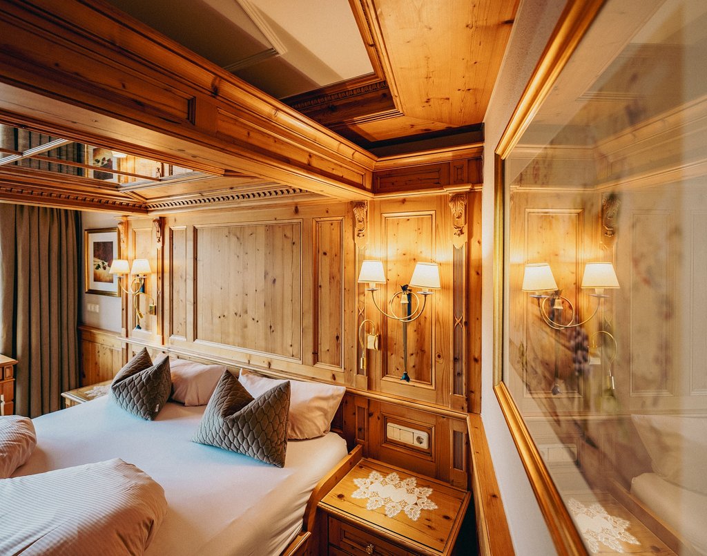 Hotelzimmer mit viel Holz