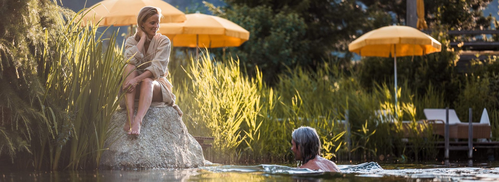 Ein Paar am Schwimmteich.