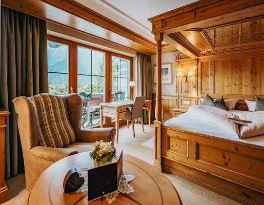 Hotelzimmer mit viel Holz