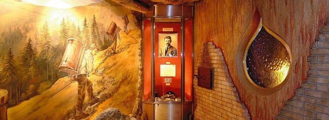 Blick in das Innere des Tiroler Steinöl Vitalberg Erlebnismuseums.